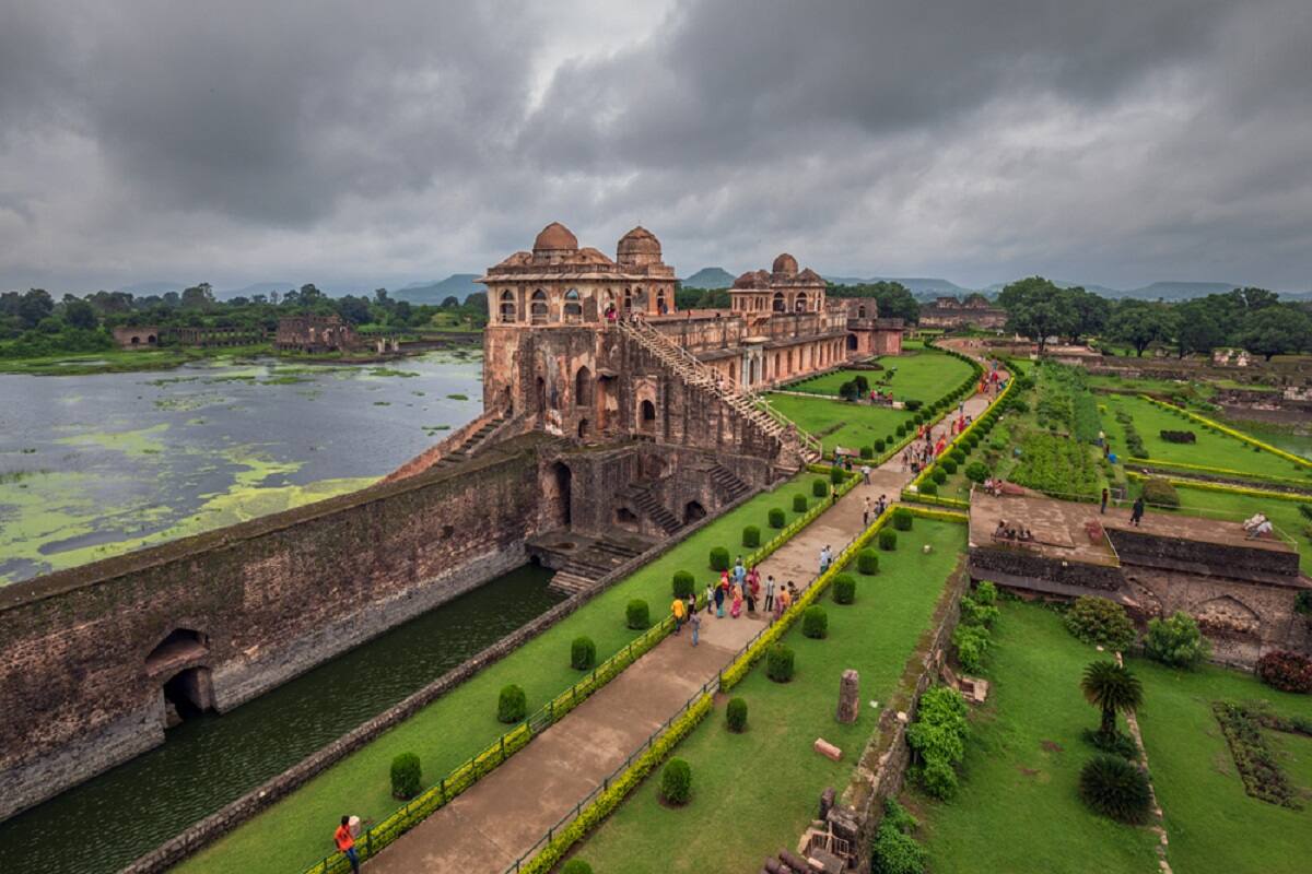 Mandu: मांडू में घूमिये ये 8 जगहें, जानिये यहां के बारे में