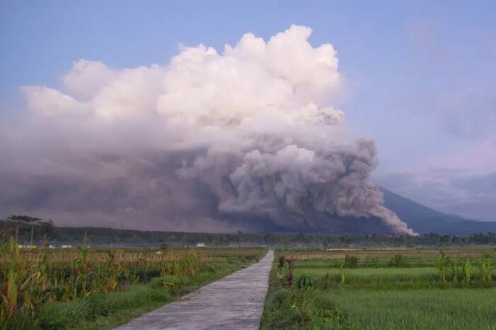 indonesia, indonesia vocano, semeru erupts, indonesia semeru volcanic eruption, indonesia volcno eruption, indonesi aleste news, ondonesia semeru eruption latest updates, bnpb, indonesia vocano eruption latets news