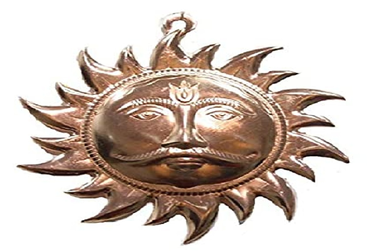 घर पर लगाएं तांबे का सूरज, इस दिशा में लगाने से जीवन में मिलेगी सफलता