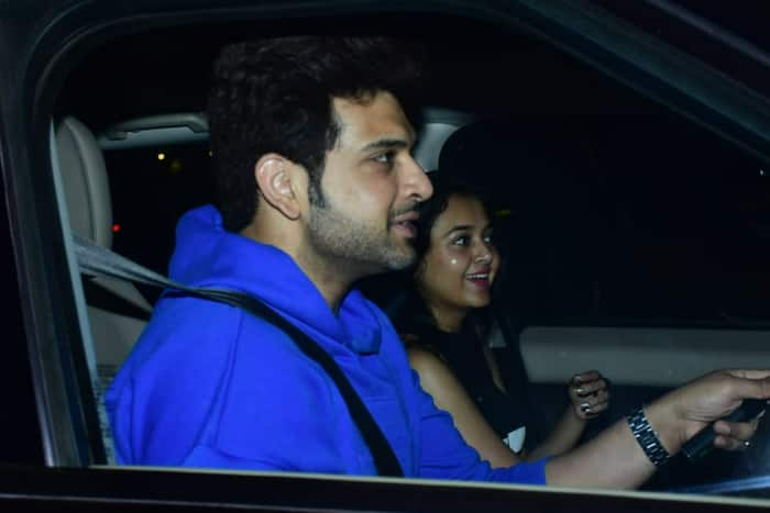 'Bhabhi Ghar Kaisa Laga...'! Paps Tease Tejasswi Prakash And Karan Kundrra as They Visit New Home - Watch Viral Video