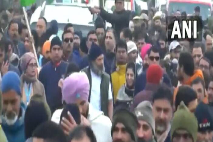जम्मू-कश्मीरः 'भारत जोड़ो यात्रा' में शामिल हुईं PDP चीफ महबूबा मुफ्ती, हाफ जैकेट व टोपी पहने दिखे राहुल गांधी