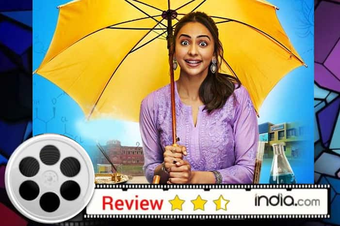 छत्रीवाली समीक्षा: रकुल प्रीत सिंह चमकती हैं लेकिन केवल 'कंडोम' इस सामाजिक नाटक को बचाता है