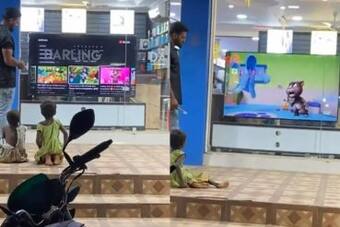 Video of Homeless Kids Watching Cartoons on TV Inside Electronic Store Goes  Viral, People Praise Shop Incharge | WATCH