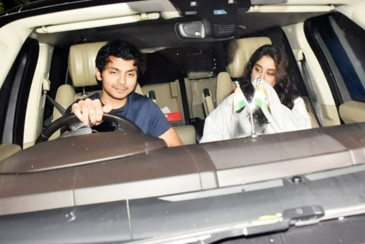 Janhvi Kapoor Blushes While Enjoying Car Ride With Rumoured Boyfriend Shikhar Pahariya Fans 9998