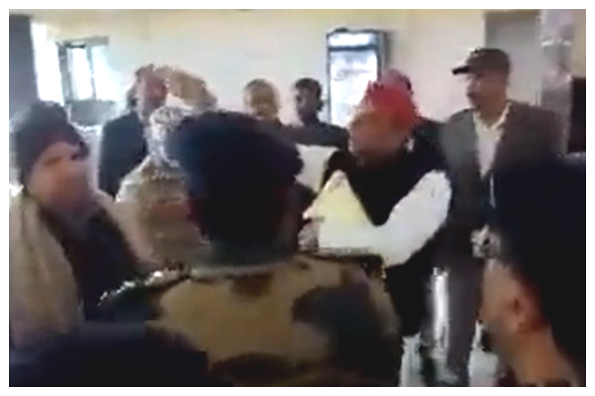 Tum Zehar De Do To Akhilesh Yadav Refuses Tea Offered By Uttar Pradesh  Police WATCH VIRAL VIDEO