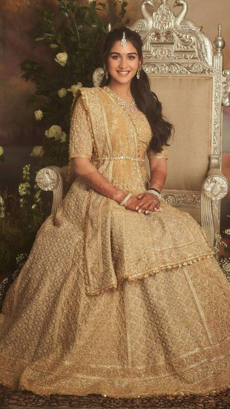 Sonam Kapoor Looks Regal in Chikankari Saree With Silver Sequin Detailing –  PICS