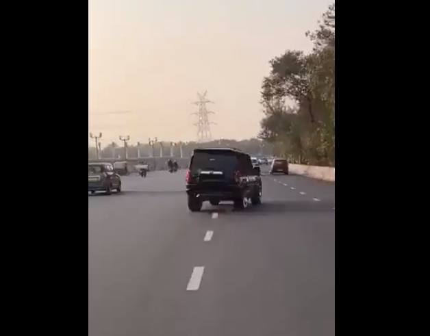 Scorpio Driver Performs Dangerous Stunts On Noida Expressway Video Goes Viral Probe Underway 6248