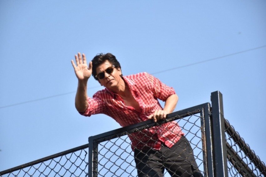 Shah Rukh Khan’s Most Hilarious Response to a Fan Waiting Outside Mannat