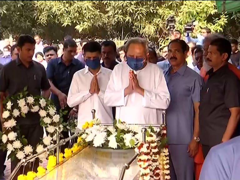 Odisha CM Naveen Patnaik pays last respects to Naba Kishore Das