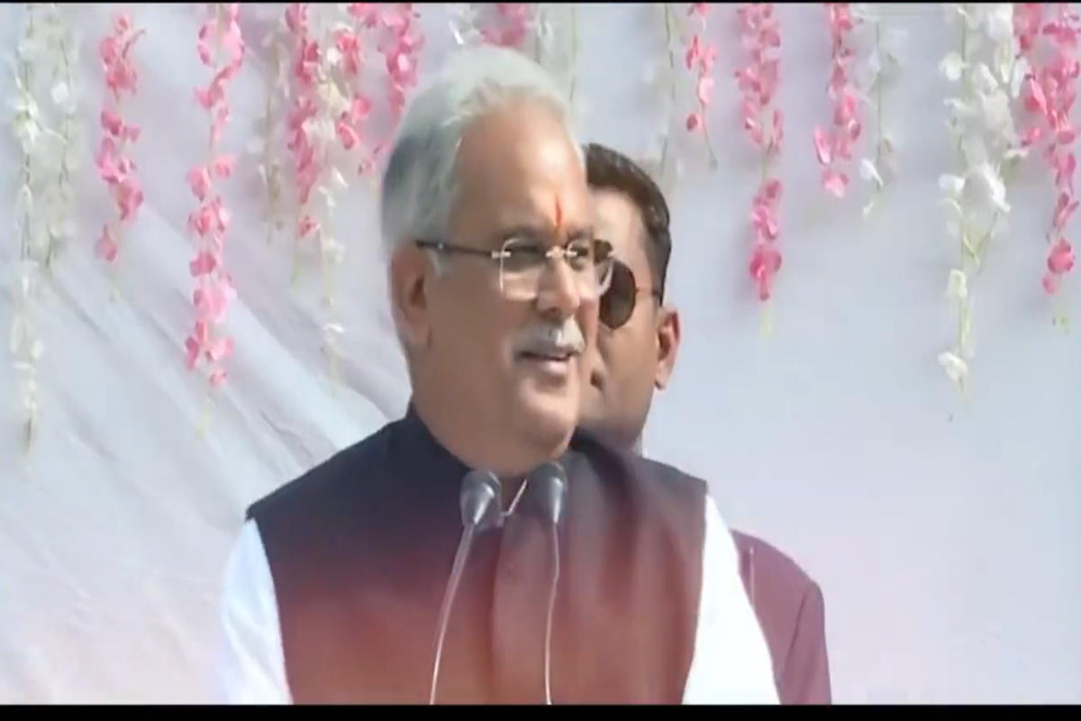छत्तीसगढ़ के मुख्यमंत्री भूपेश बघेल रायपुर की गलियों में झोला लेकर दान मांगते नजर आए, ये थी वजह