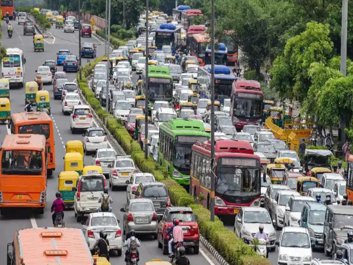 Heavy jam from Noida to Greater Noida West Traffic Alert | Traffic Alert :  नोएडा से ग्रेटर नोएडा वेस्ट तक लगा भीषण जाम, कोई इधर तो कोई उधर भाग रहा,  सैकड़ों लोग परेशान