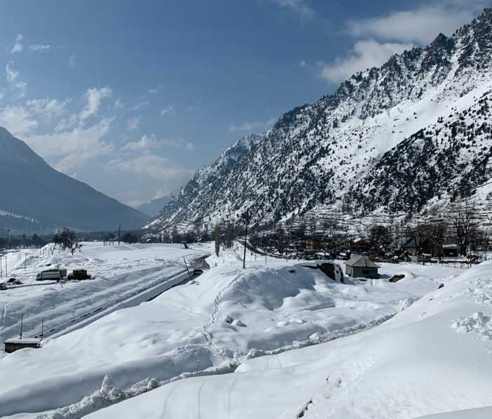 Heavy Snowfall In Kashmir All National Highways Closed, Flights