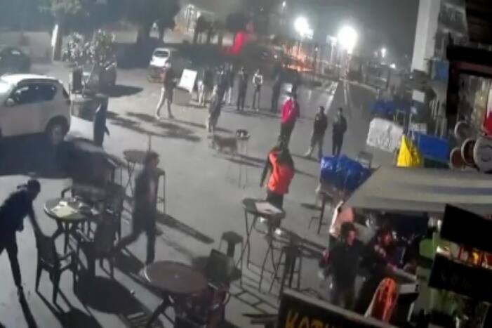 कैमरे में क़ैद: नोएडा के बाज़ार में पुरुषों ने फेंकी कुर्सियां, रेस्तरां मालिक को लाठियों से मारा