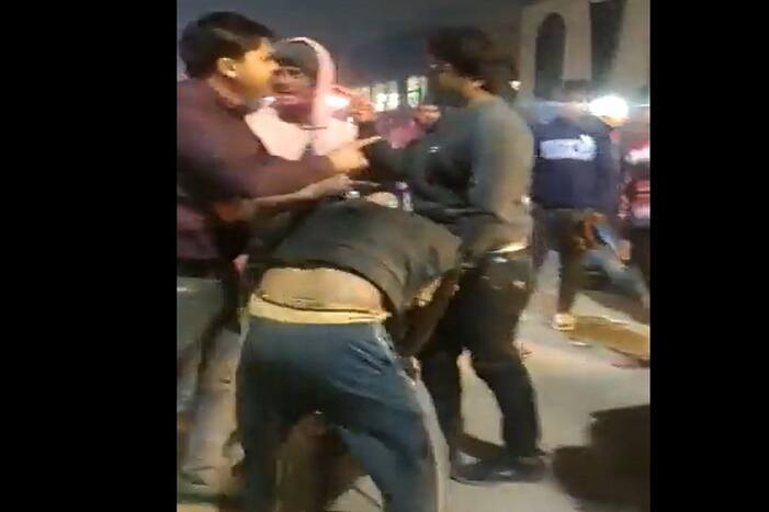 नोएडा में 5 रुपये से अधिक के विवाद के बाद फल विक्रेता की बेरहमी से पिटाई |  देखें वायरल वीडियो