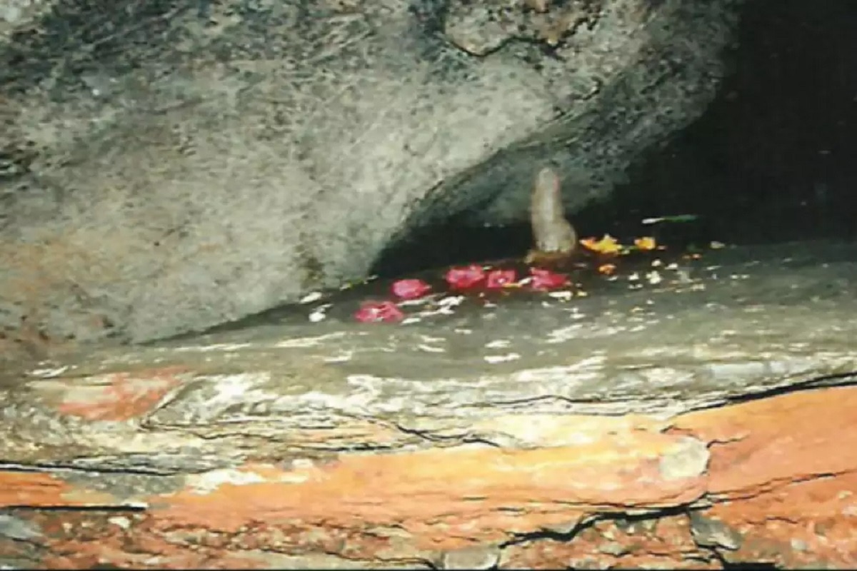 पाताल भुवनेश्वर: 160 मीटर लंबी और 90 फीट गहरी गुफा में छिपे हैं कई रहस्य