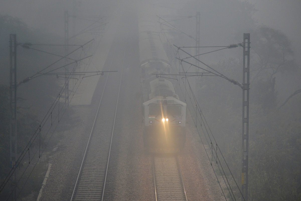 Daily News: 19 Delhi Bound Trains Delayed Today Due to Supergiant Fog Sweeping North India