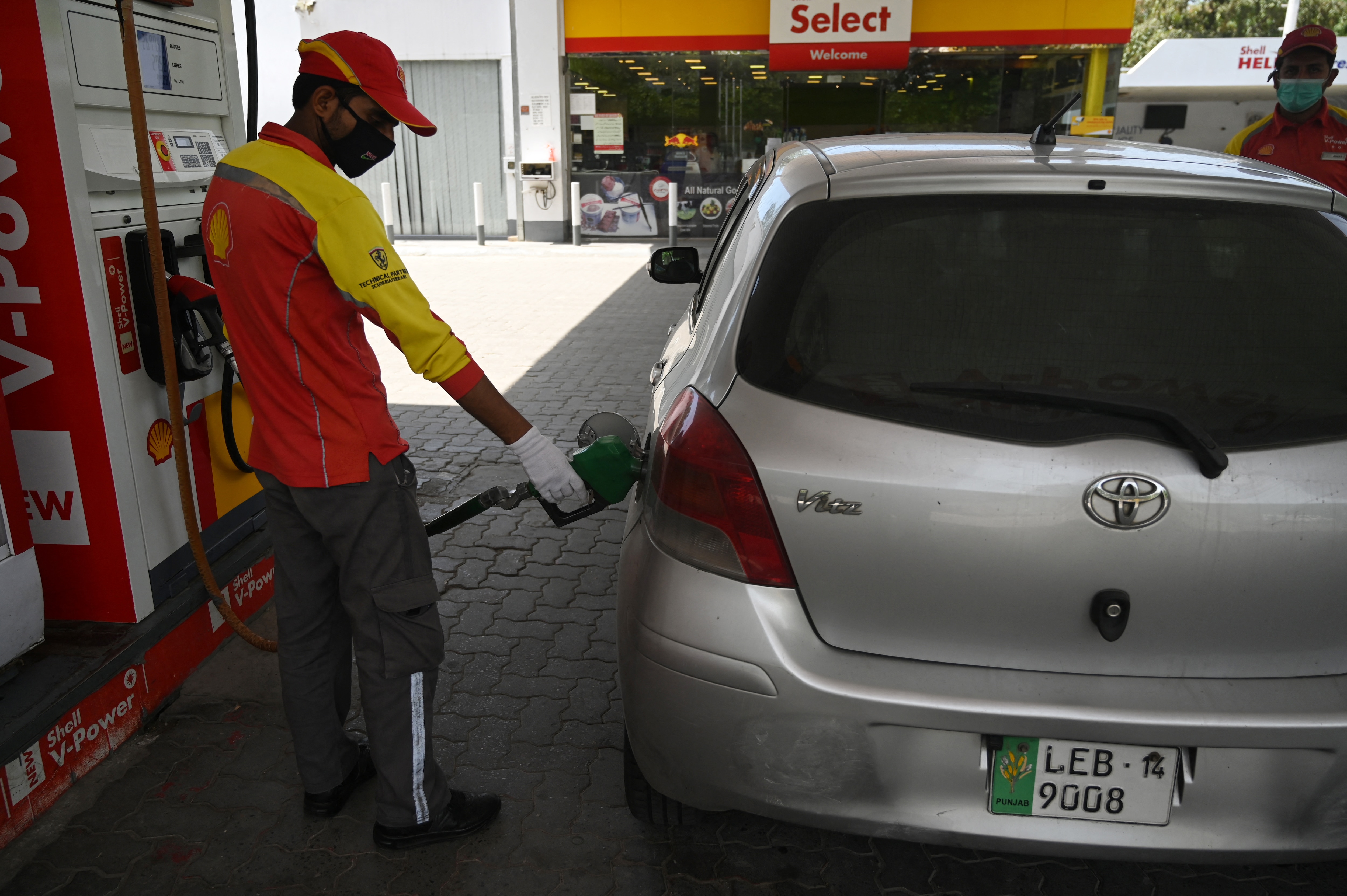 pakistan-s-petrol-price-reaches-record-high-at-pkr-272-litre-diesel-at