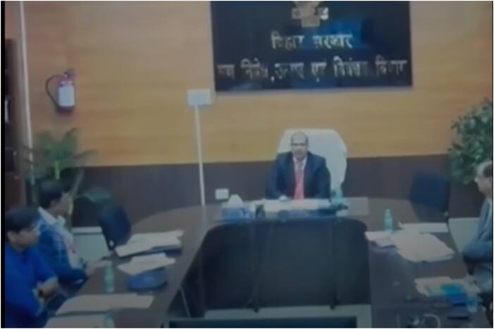 बिहार में IAS अधिकारी ने बैठक के दौरान अभद्र भाषा का किया इस्तेमाल, Viral हो गया वीडियो