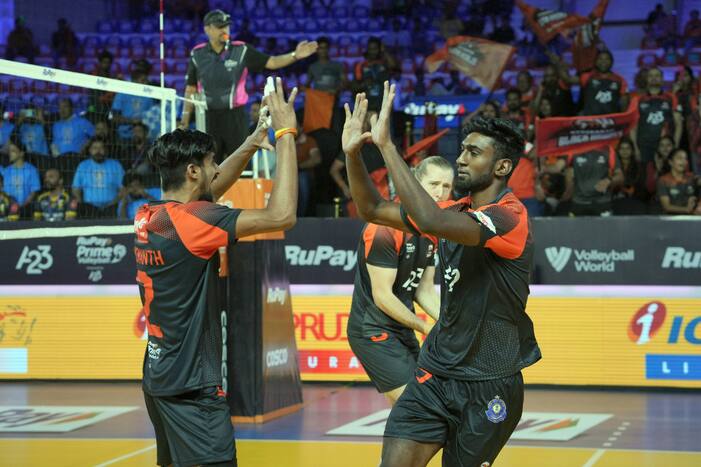 Hyderabad Black Hawks Pick Gritty Win Over Kochi Blue Spikers To Begin Home Leg