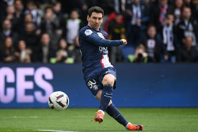 Lionel Messi rescues PSG from brink of crisis with magical 95th-minute  winner - Yahoo Sports