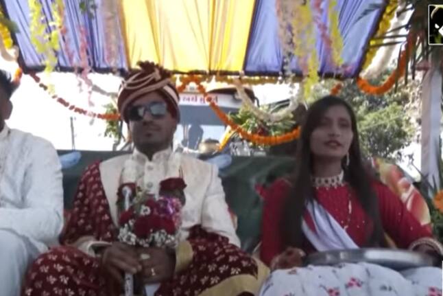 घोड़ी के बजाय JCB पर सवार होकर दुल्हनिया लेने पहुंच गया दूल्हा, नजारा देख फिदा हो जाएंगे