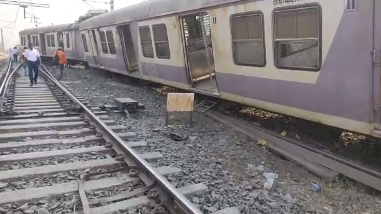 3 Coaches Of Mumbai Local Train Derails While Entering In Kharkopar Station