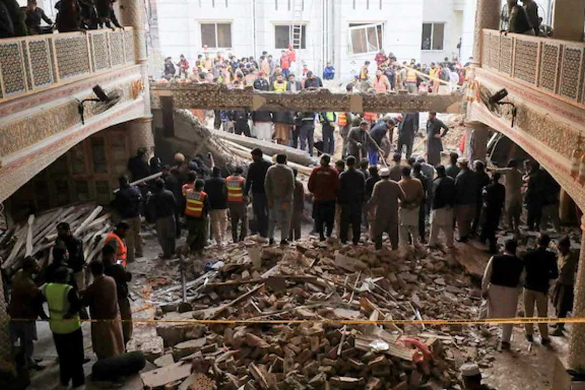 मस्जिद में हुए धमाके के बाद की तस्वीरें