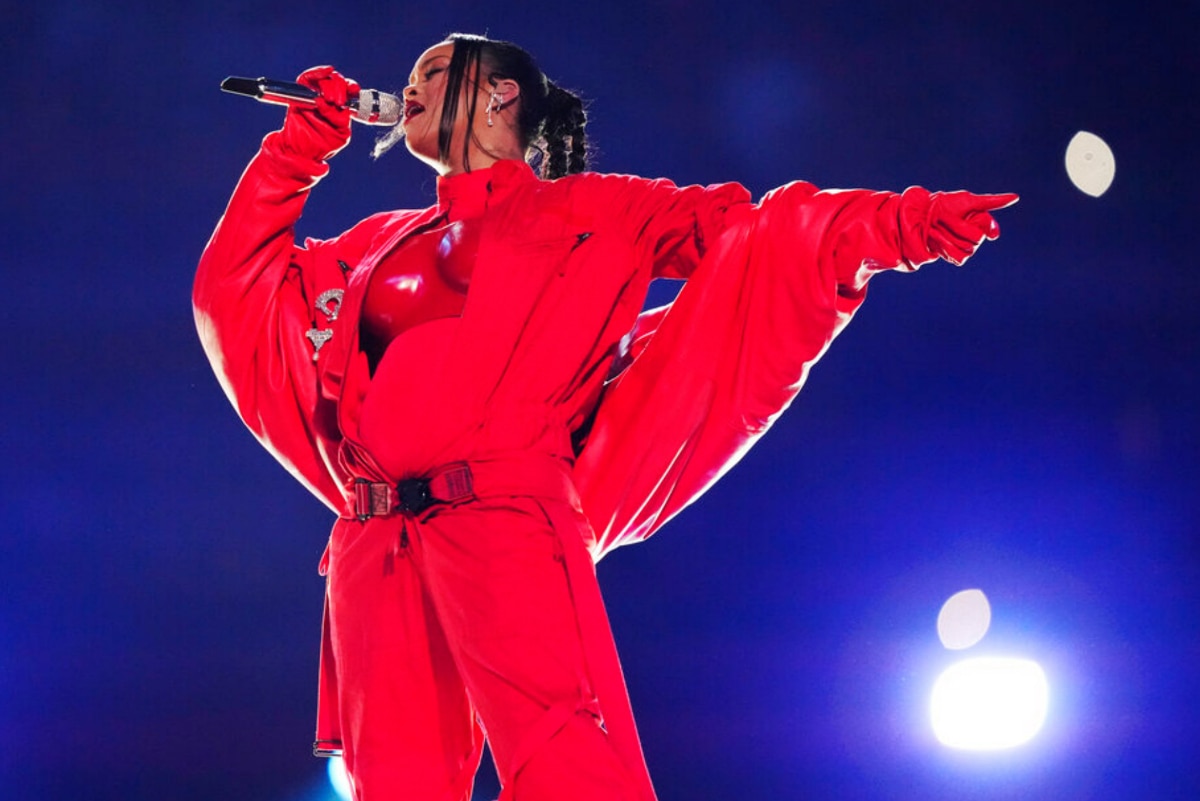 Rihanna Announces Second Pregnancy at Super Bowl Show in The Most ...