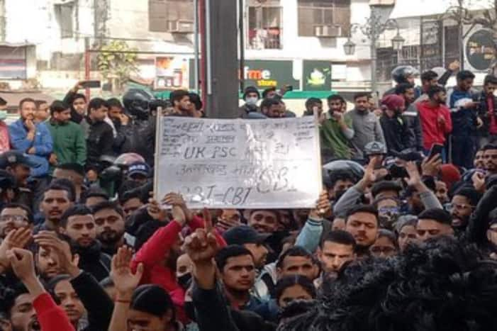 Watch: Police Lathi-Charge Protesting Aspirants in Uttarakhands Dehradun