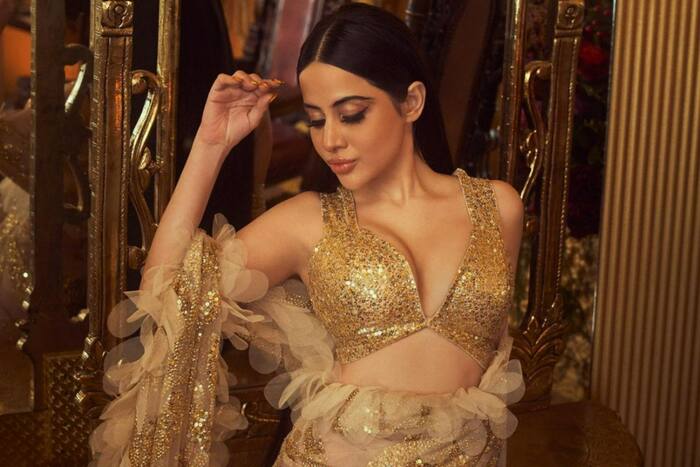 Urfi Javed im sexy goldenen Saree schließt Trolle, nachdem sie mit Abu Jani Sandeep Khosla zusammengearbeitet hat
