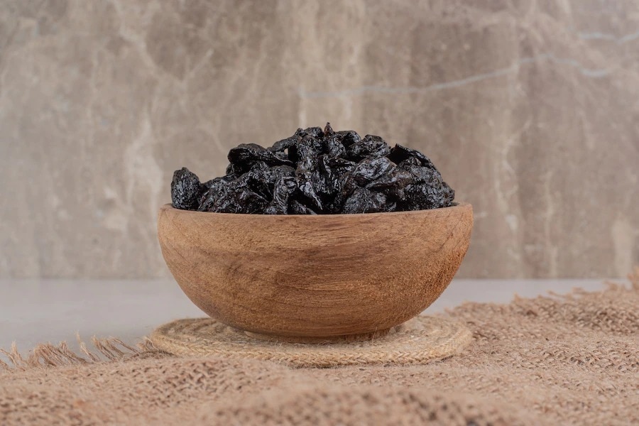 Discover the Incredible Health Benefits of Black Raisin Water