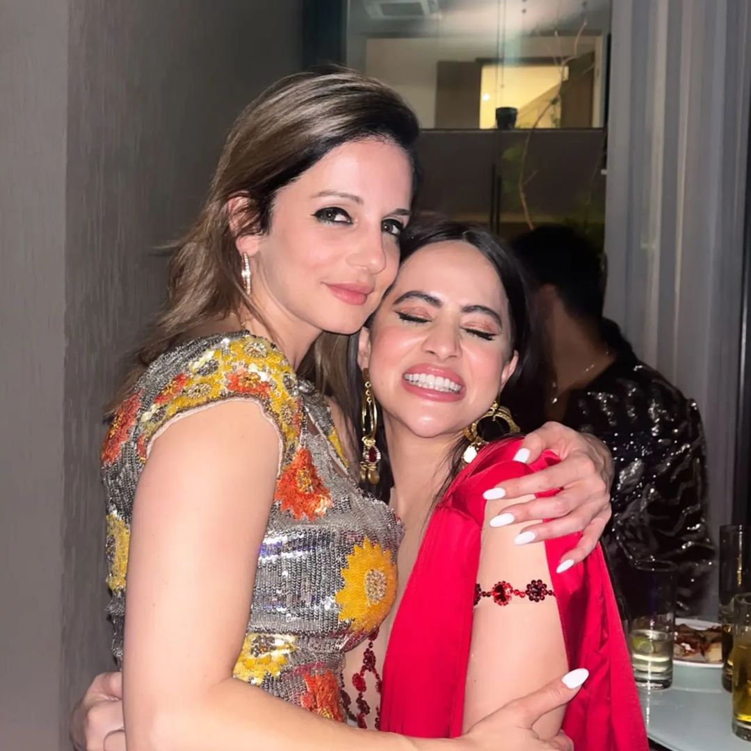 Sussanne Kahn hugs Urfi Javed at Abu Jaani-Sandeep Khosla Party