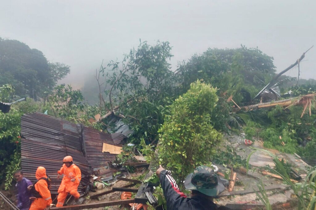 Indonesia Landslides Kill 10, Rescuers Search for 42 Missing