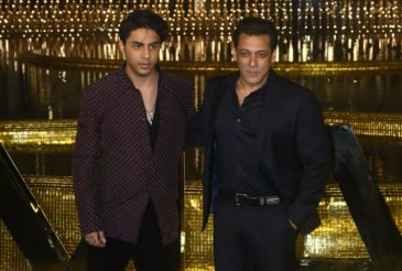 Salman Khan und Aryan Khan verbringen einen seltenen Moment bei einer Veranstaltung in Mumbai (Foto: Viral Bhayani)