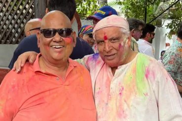 Satish Kaushik posiert einen Tag vor seinem Tod mit Javed Akhtar auf der Holi-Party