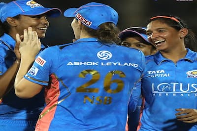 महिला क्रिकेट के विकास के प्रतीक