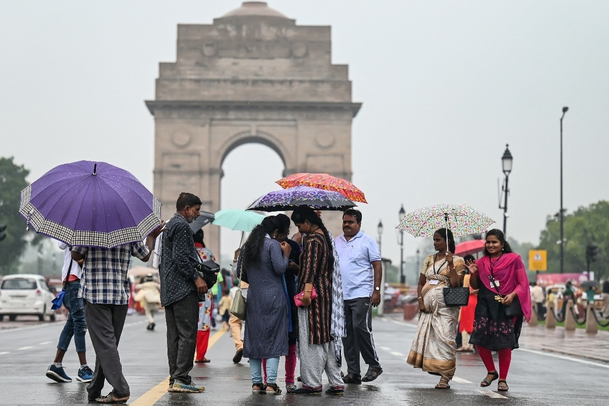 Delhi Witnesses Sudden Weather Change IMD Predicts Rain With