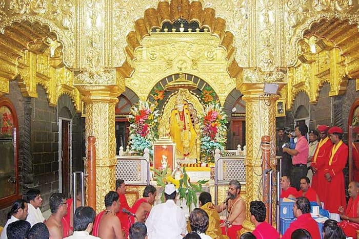 Shirdi sai baba temple3 | 3 हजार में करिये शिरडी साईं बाबा के दर्शन, ऐसा टूर पैकेज फिर नहीं मिलेगा | Gallery Photogallery at india.com
