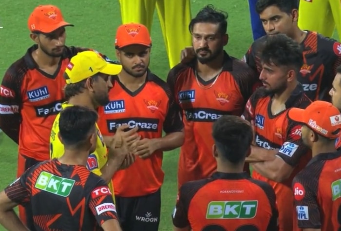 MS Dhoni Masterclass For Umran Malik And Co. After CSK Vs SRH Tie | WATCH VIDEO