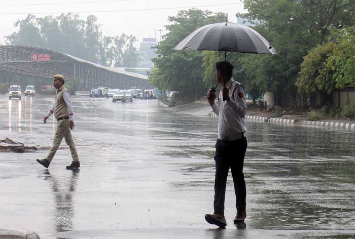 Delhi Weather News दिल्ली में आज हुई तेज बारिश सोमवार को मौसम कैसा रहेगा Imd ने जारी किया अनुमान