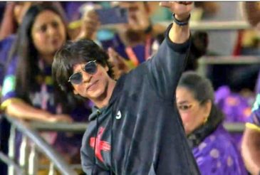 Shah Rukh Khan verzaubert seine Fans beim Spiel zwischen RCB und KKR bei IPL 2023