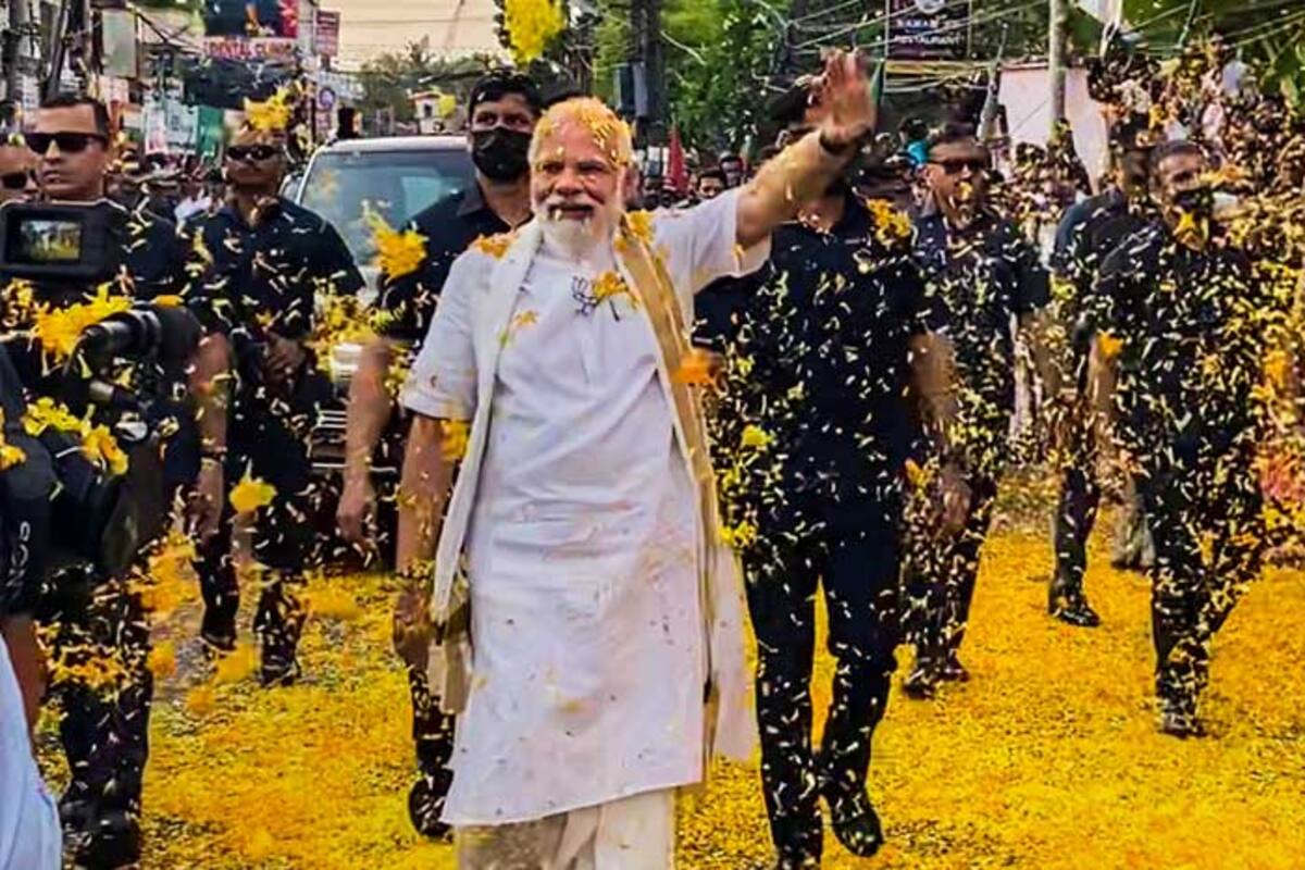 केरल पहुंचने पर PM मोदी का भव्य स्वागत, रोड शो में पैदल चले, बड़ी संख्या  में जुटे लोगों ने बरसाए फूल