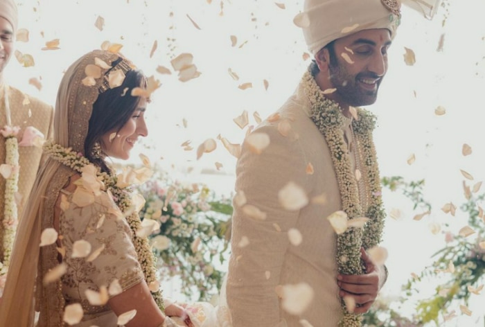 Ranbir Kapoor-Alia Bhatts erstes Hochzeitstag-Paar nimmt Pheras im Bollywood-Stil auf, während Soni Razdan ein unsichtbares Foto von der Zeremonie teilt