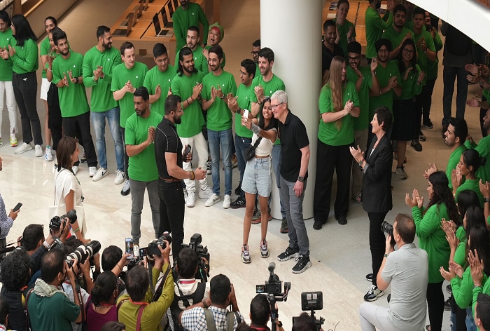 During Apple Saket Store Launch In Delhi, These Fans Met Tim Cook With Old iPhones, Macs