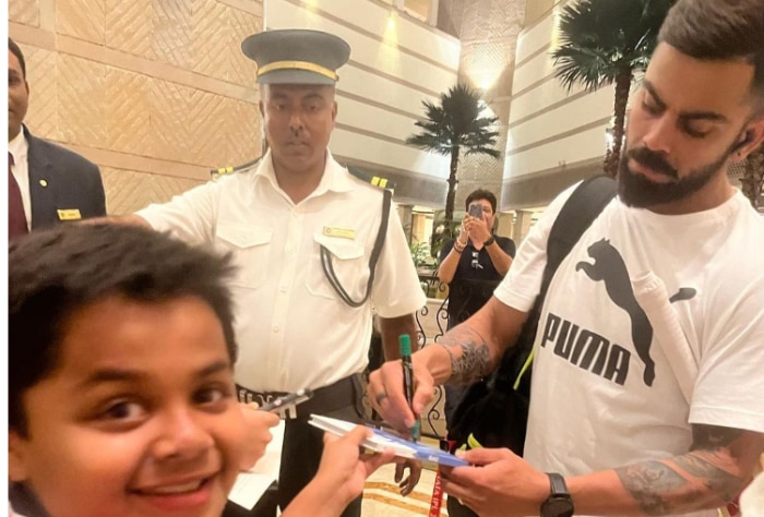 Read more about the article Virat Kohli Gives Autograph To Young Fan Ahead of KKR vs RCB IPL 2023 Match