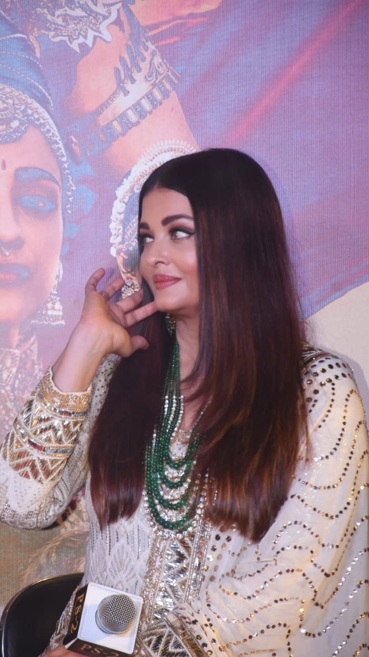 Aishwarya Rai Bachchan Looks Majestic In White Anarkali