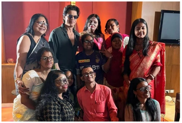 Shah Rukh Khan klickt auf Bilder mit Überlebenden des Säureangriffs in Kalkutta, Fans nennen ihn „König der Herzen“