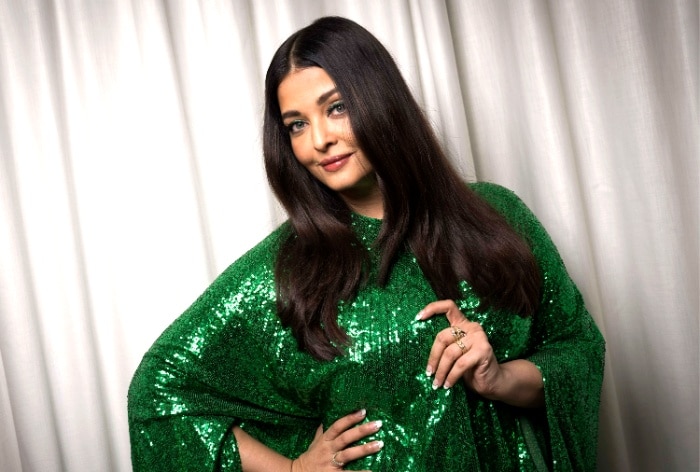 Indien in Cannes: Aishwarya Rai Bachchans erster Look im grünen, paillettenbesetzten Cape-Kleid von Valentino