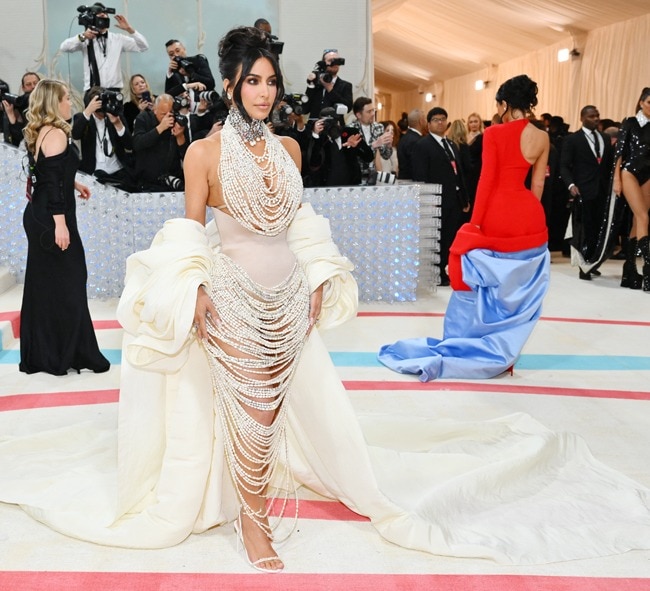 Kim Kardashian walks the red carpet of Met Gala (Photo: AFP)