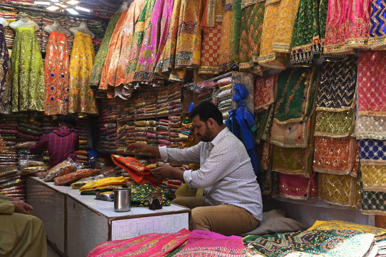 पाकिस्तान से न जाने कब रिश्ते सुधरेंगे और कब आप लाहौर जा पाएंगे, फिलहाल